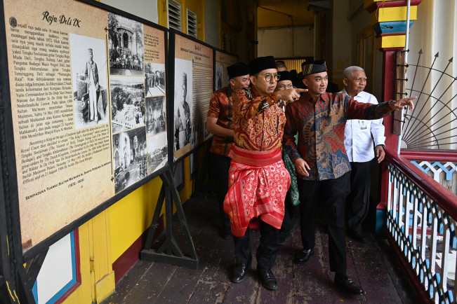 Fadli Zon saat berkeliling di Istana Maimun. [Istimewa]